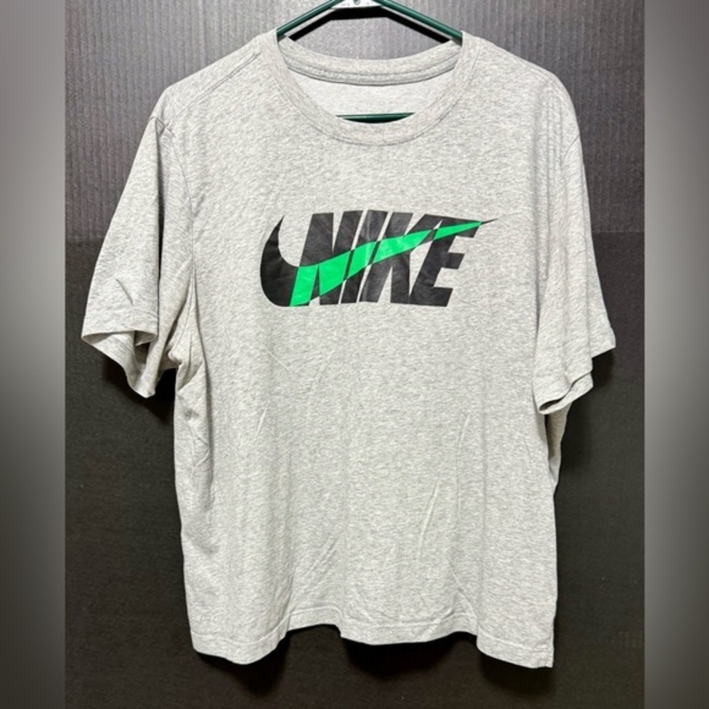 🪅Nike Gray & Green DriFIT Crewneck T-shirt